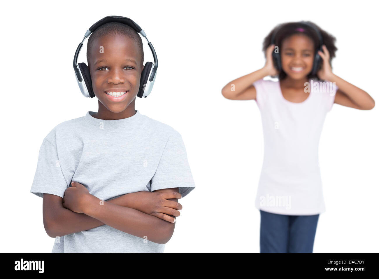 Kinder hören Musik mit Kopfhörern Stockfoto