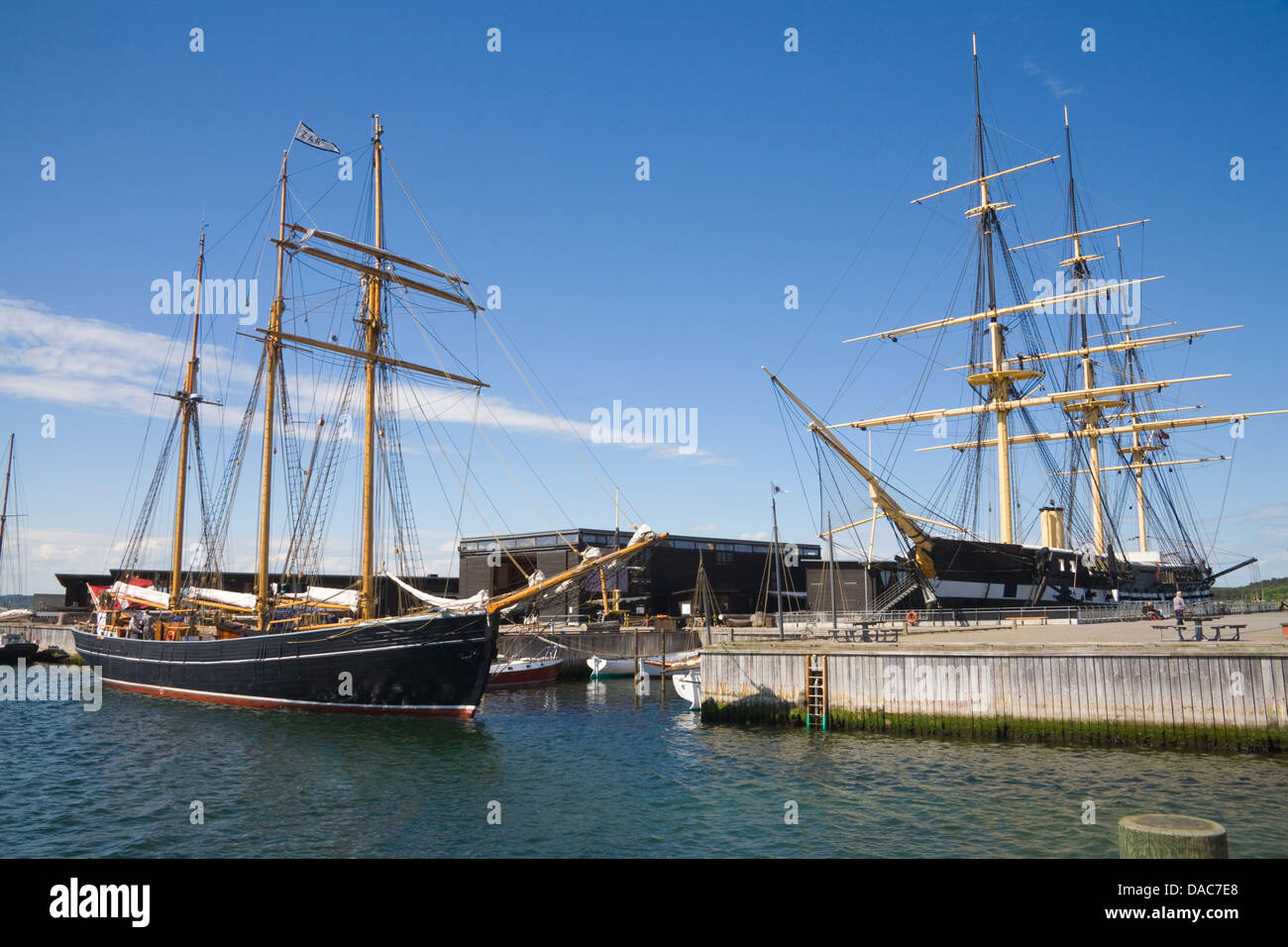 Ebeltoft Dänemark EU restauriert Fregatten Jylland im dock des Museums und Zar Segelschiff vor Anker Stockfoto