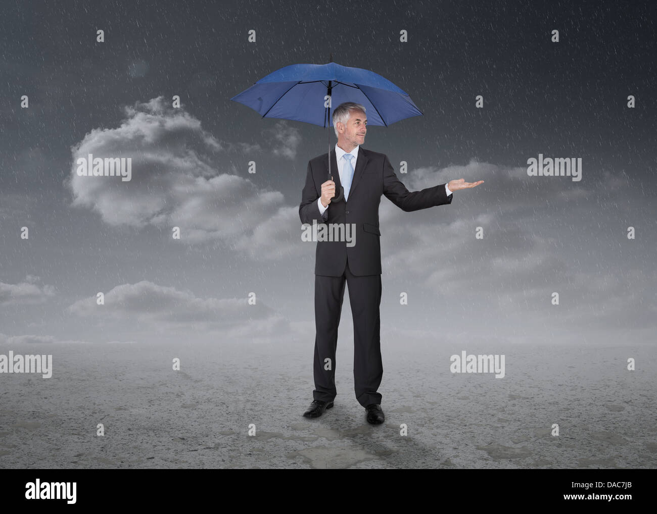 Geschäftsmann mit einem blauen Schirm Stockfoto