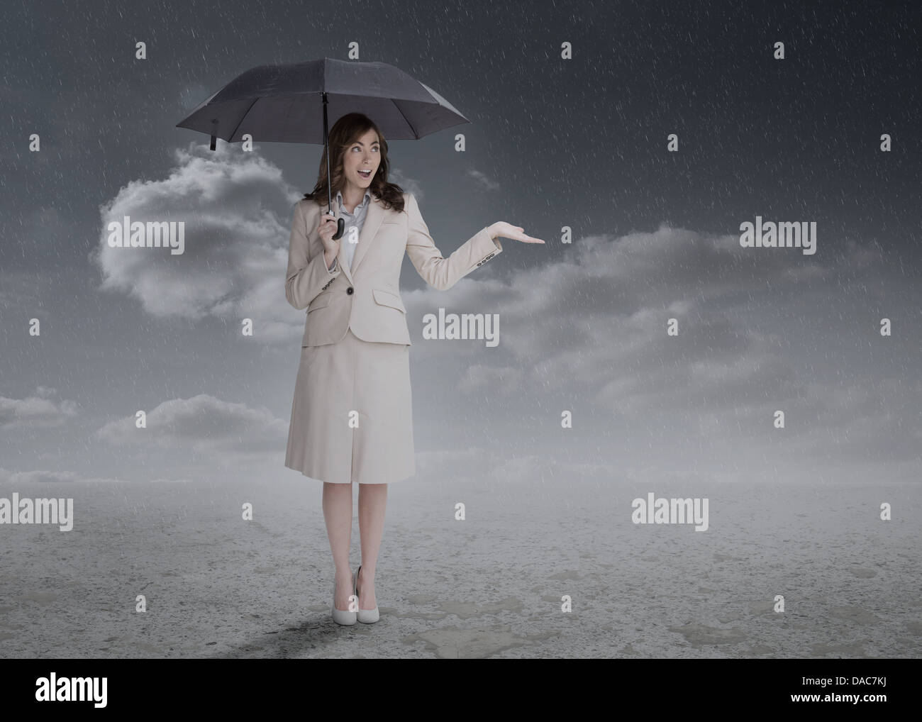 Geschäftsfrau hält einen Regenschirm Stockfoto