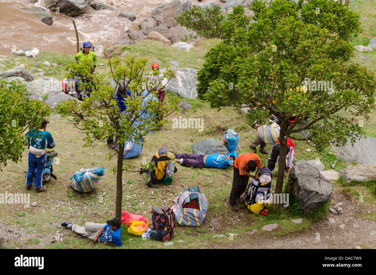Wanderführer warten an der Inka Trail Spitze entlang des Vilcanota River in der Nähe von Ollantaytambo, Scared Tal, Peru. Stockfoto
