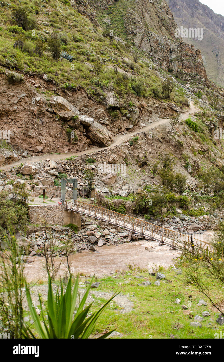 Der Inka-Trail Kopf Fussgängerbrücke entlang des Vilcanota River in der Nähe von Ollantaytambo, Scared Tal, Peru. Stockfoto