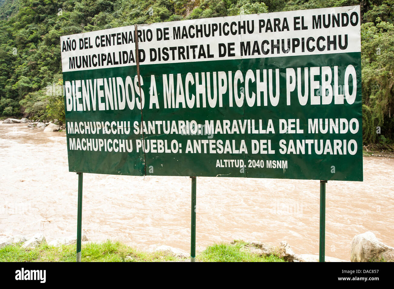 Machu Picchu Willkommensschild in Aguas Calientes Pueblo Stadt Dorf, Peru. Stockfoto