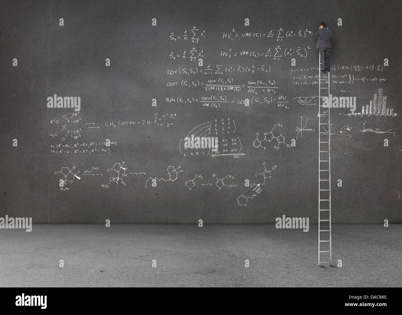 Geschäftsmann auf einem riesigen Leiter stehend und schreiben Mathe Gleichungen Stockfoto