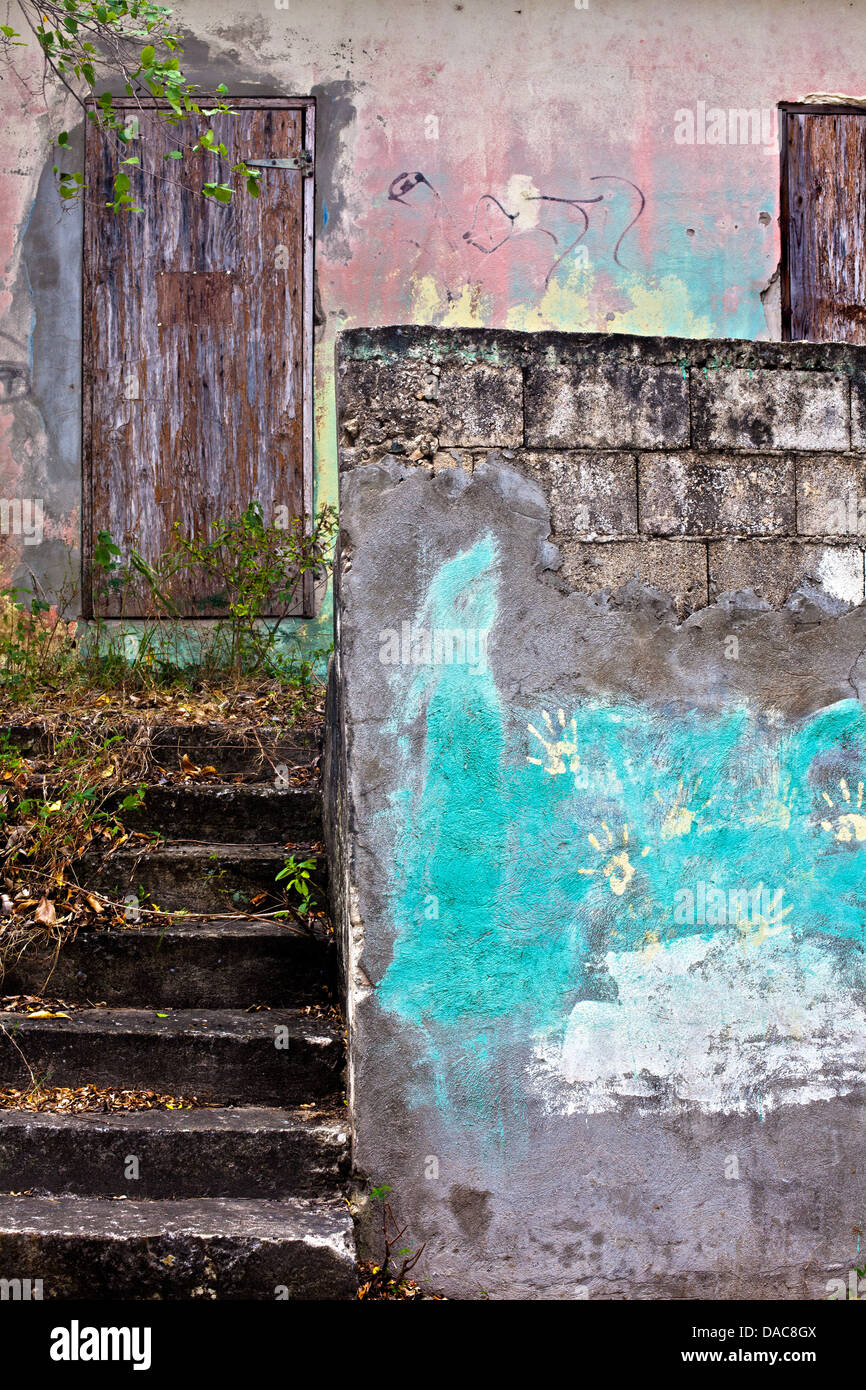 verlassene Gebäude in Vieques, PR mit Graffiti und Kind Handabdrücke Stockfoto