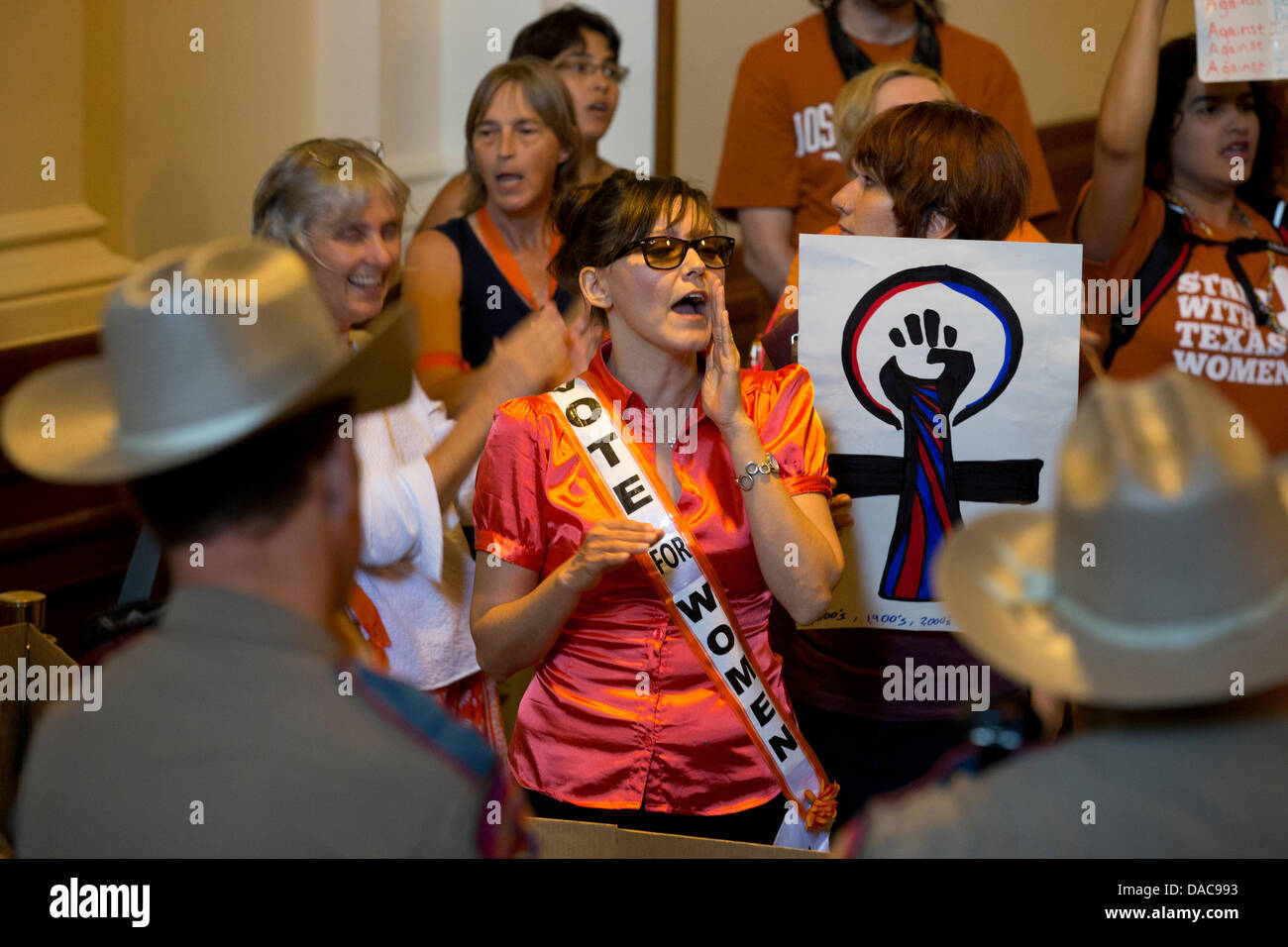 Die Rechte der Frau und pro-Wahl Fürsprecher schreien außerhalb des Plenarsaals Texas House als Abteilung für öffentliche Sicherheit Soldaten Wache die Türen nach eine Schlussabstimmung Haus, die EngelmacherInnen in Texas einschränkt. Stockfoto