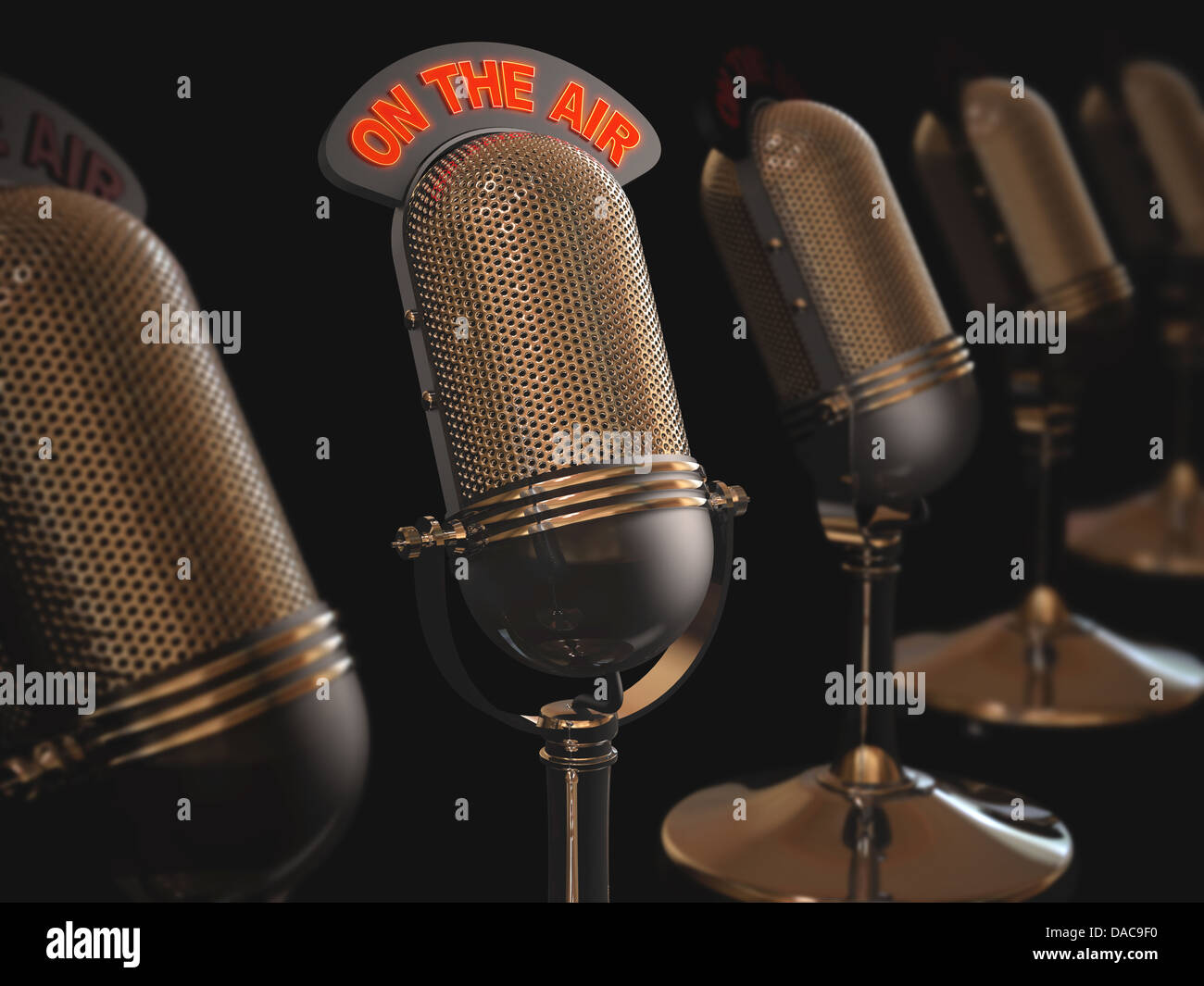 Classic Mikrofon Schärfentiefe über schwarzen Hintergrund. Stockfoto