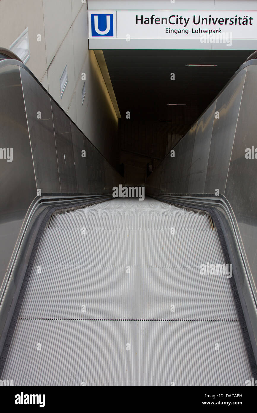 Zeigen Sie zur Rolltreppe zur neuen u-Bahn-Station HafenCity Universität auf der Linie U4 in Hamburg, Deutschland an Stockfoto