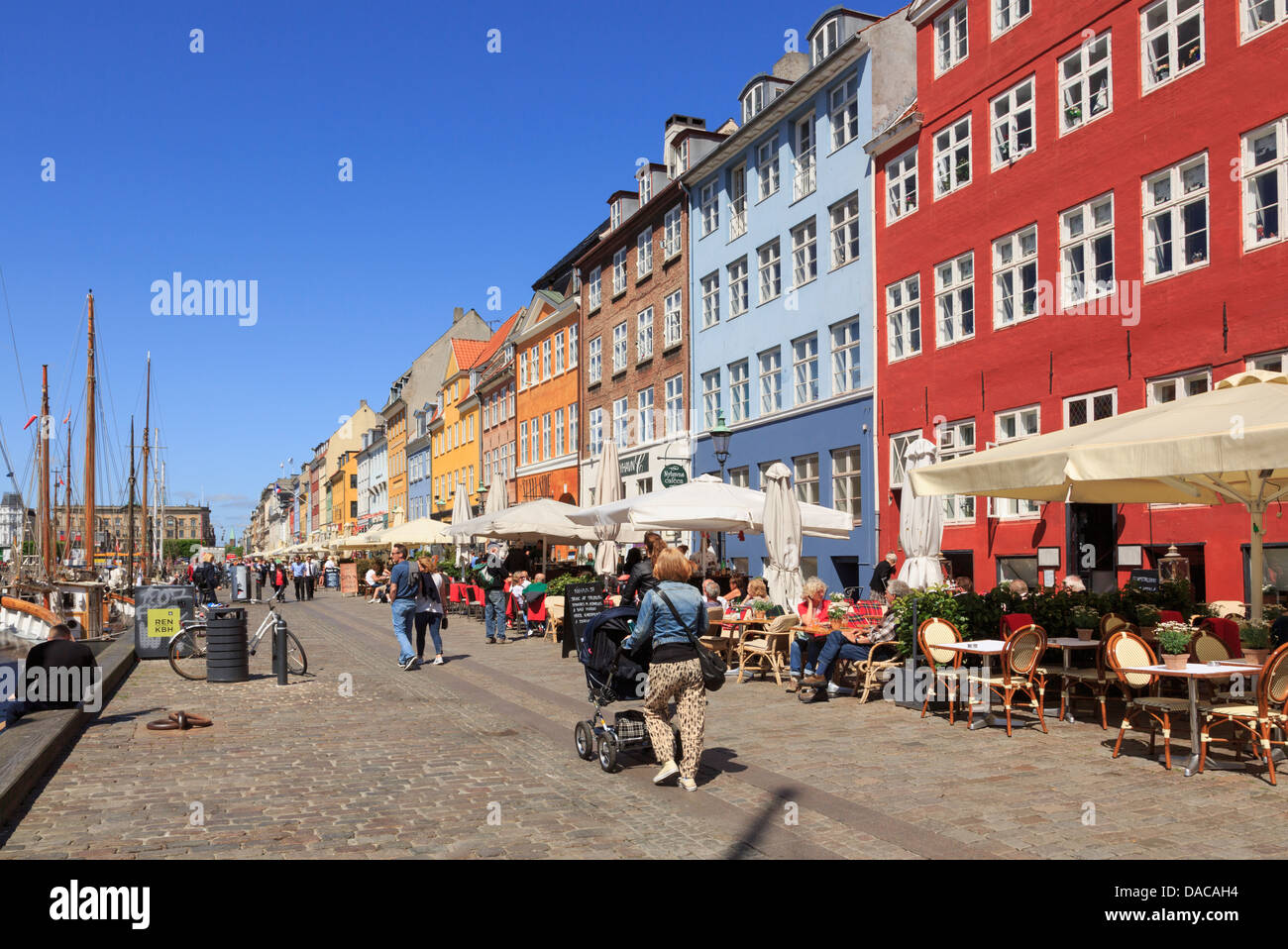 Fußgängerzone Waterfront Straße mit Straßencafés und farbenfrohen Gebäuden in Nyhavn Kopenhagen Seeland Dänemark Skandinavien Stockfoto
