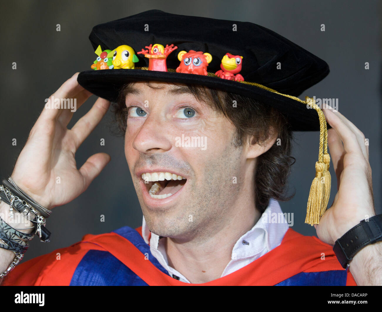 Birmingham, UK, 9. Juli 2013.  Michael Acton-Smith, Schöpfer der Moshi Monster Schrei mit einer Linie von seiner Mini-Kreationen auf seine Kappe nach dem Aufstehen seinen Ehrengrad von Universität von Birmingham. Bildnachweis: John James/Alamy Live-Nachrichten Stockfoto