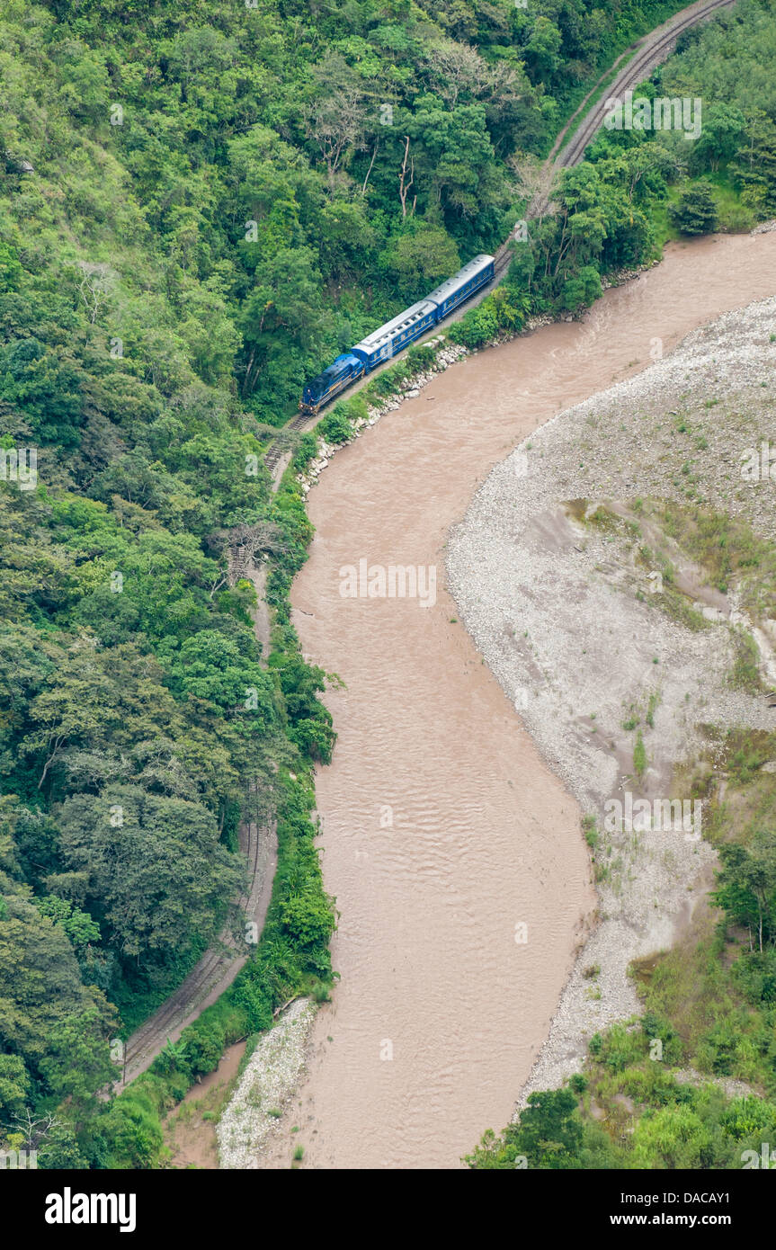 PeruRail Eisenbahn Zug entlang der Urubamba River Machu Picchu, Aguas Calientes, Peru. Stockfoto