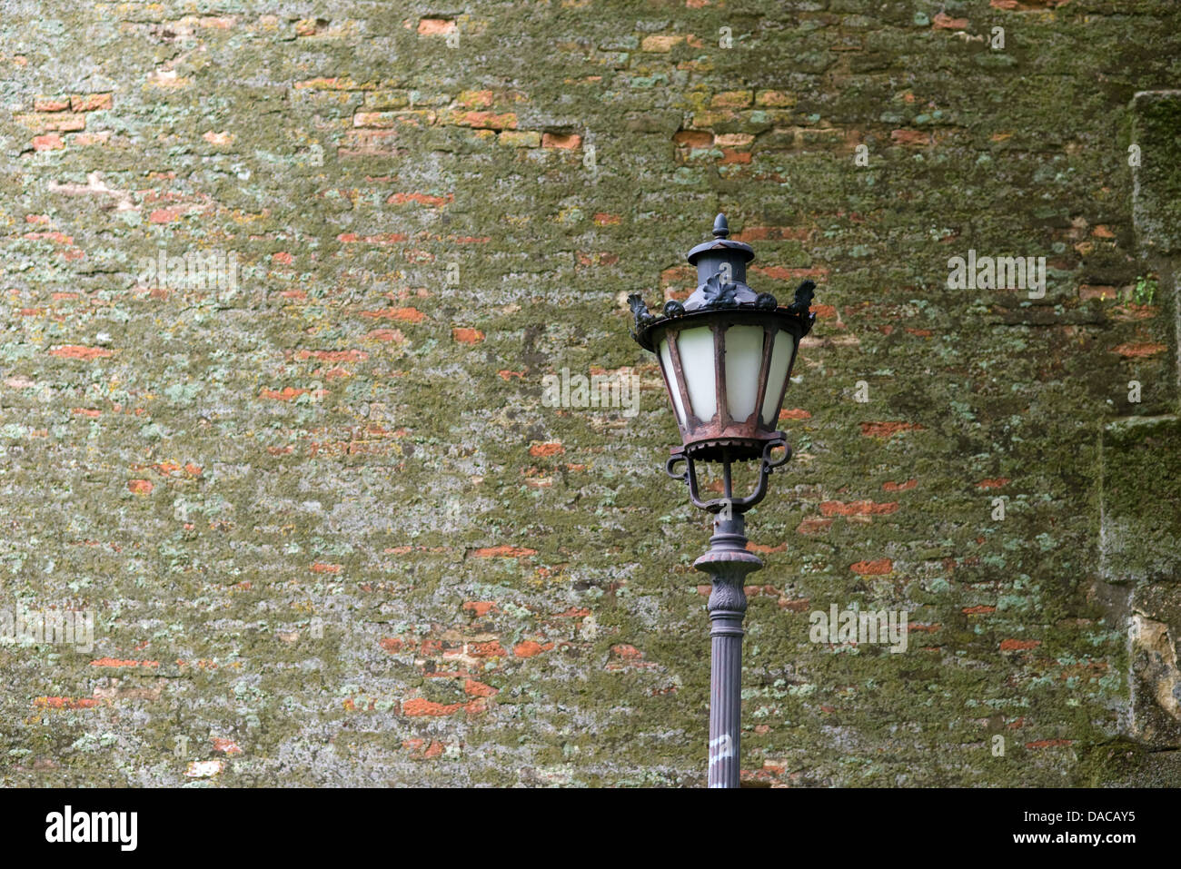 Straße Laterne gegen die alte Mauer Stockfoto