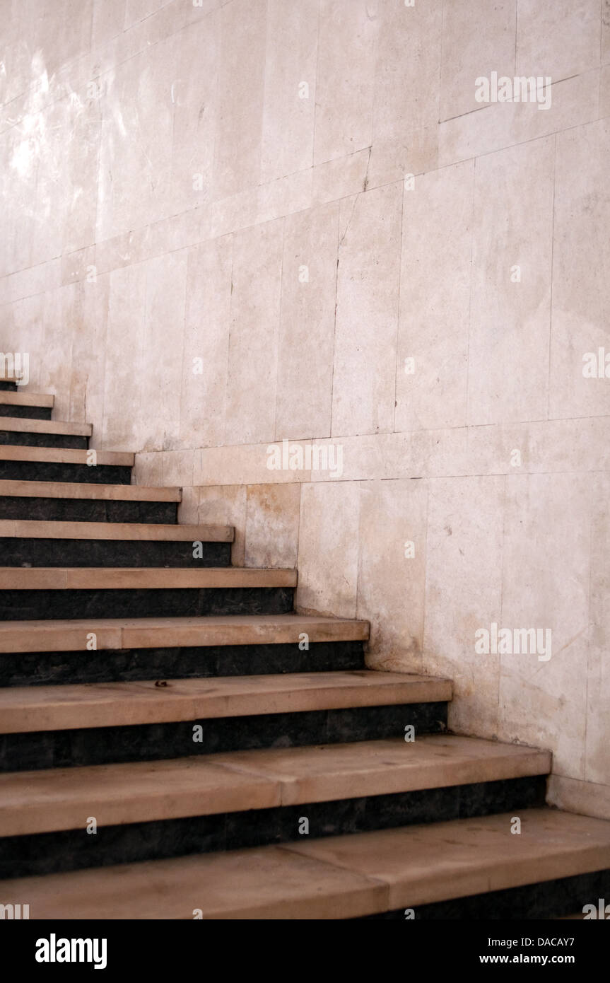 Unterführung Treppe hinauf auf die Straße Stockfoto
