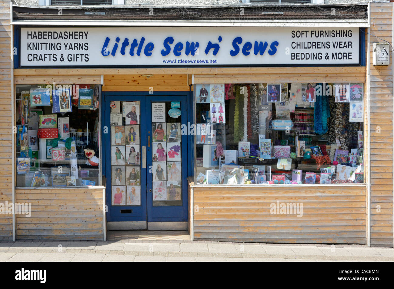 Kurzwaren shopfront Fenster und melden Epping Essex England Großbritannien Stockfoto