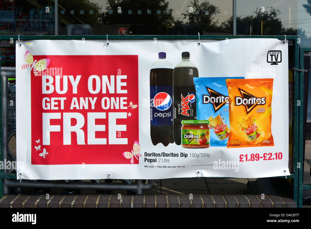Banner auf Geländern vor dem örtlichen Supermarkt, der für „Buy One Get One“ wirbt, Sonderangebote für Speisen und Getränke (Jahresdatum entfernt) England Großbritannien Stockfoto