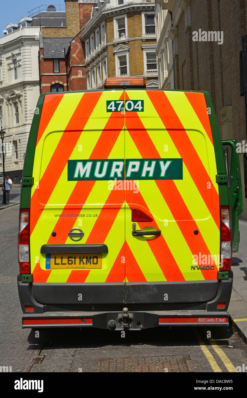 Auffällige, gut sichtbare Murphy Contractors van rote gelbe reflektierende Markierungen Rückansicht neben modernisierten Straßenarbeiten London England Großbritannien Stockfoto