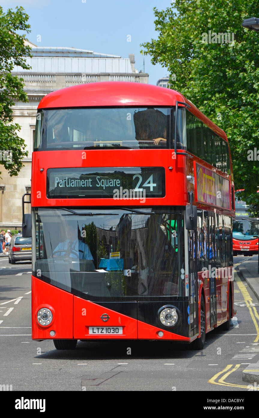 Neuer 2012 Londoner roter Doppeldeckerbus mit offenem Oberdeck, der auf der Route 24 am Trafalgar Square, England, als Routemaster- oder Boris-Bus bezeichnet wird Stockfoto