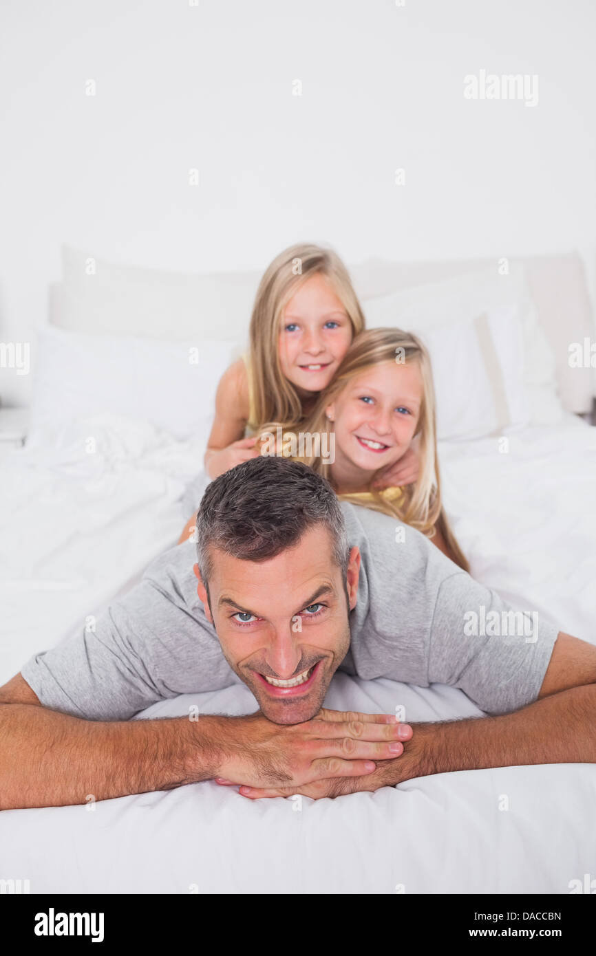 Mann zu seinen Kindern zurück geben ein Schweinchen Stockfoto