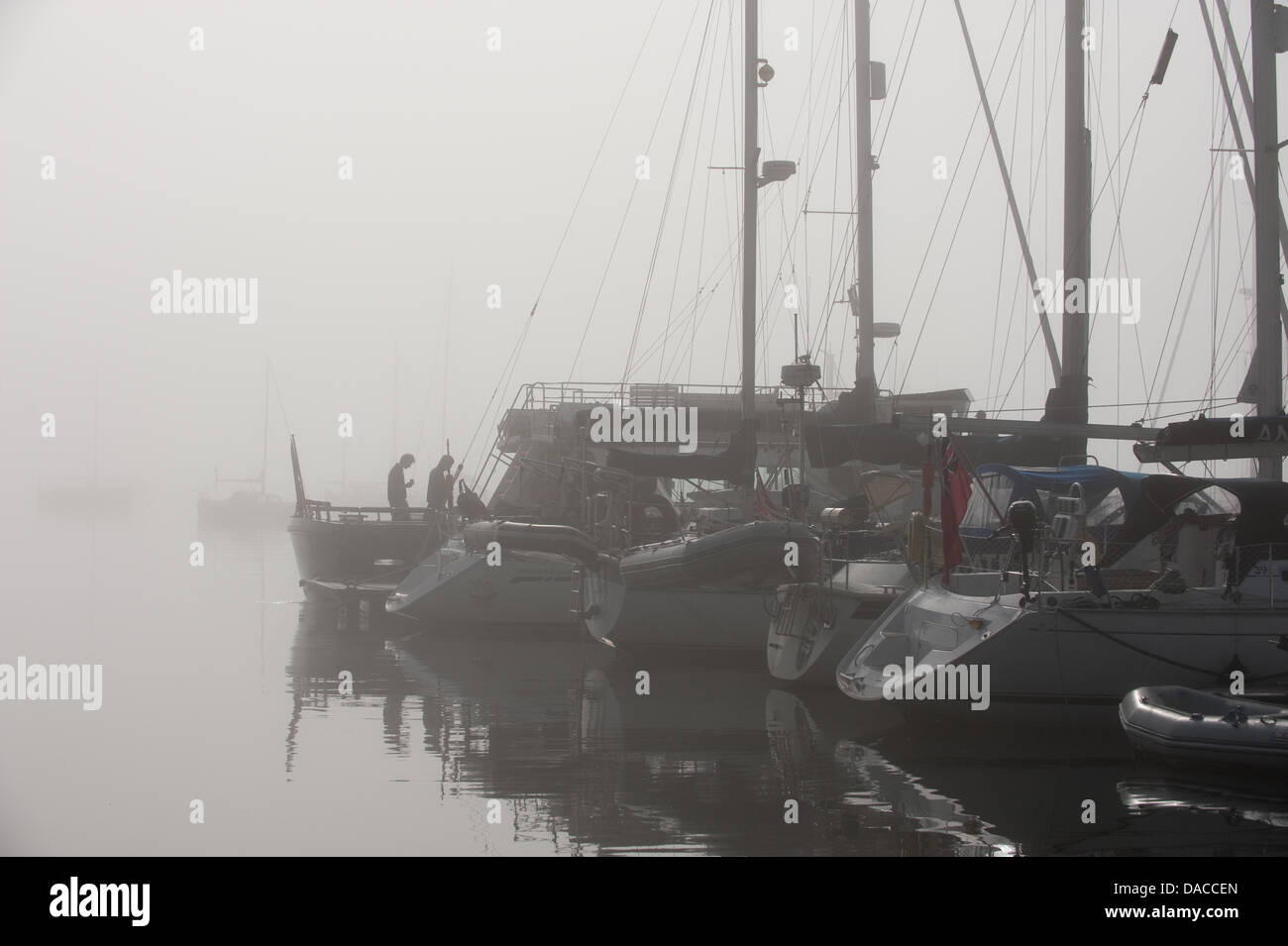 Tobemory, Schottland. 10. Juli 2013. FOGBOUND Boote im Hafen von Tobemory auf der Insel Mull. Wie viel des Vereinigten Königreichs zu schwülen Sommerwetter erwacht, Seeleute im Sound of Mull, vor der Westküste Schottlands fanden sich unter einer dicken Bank Meer Nebel am Mittwochmorgen Credit: David Firn/Alamy Live News Stockfoto