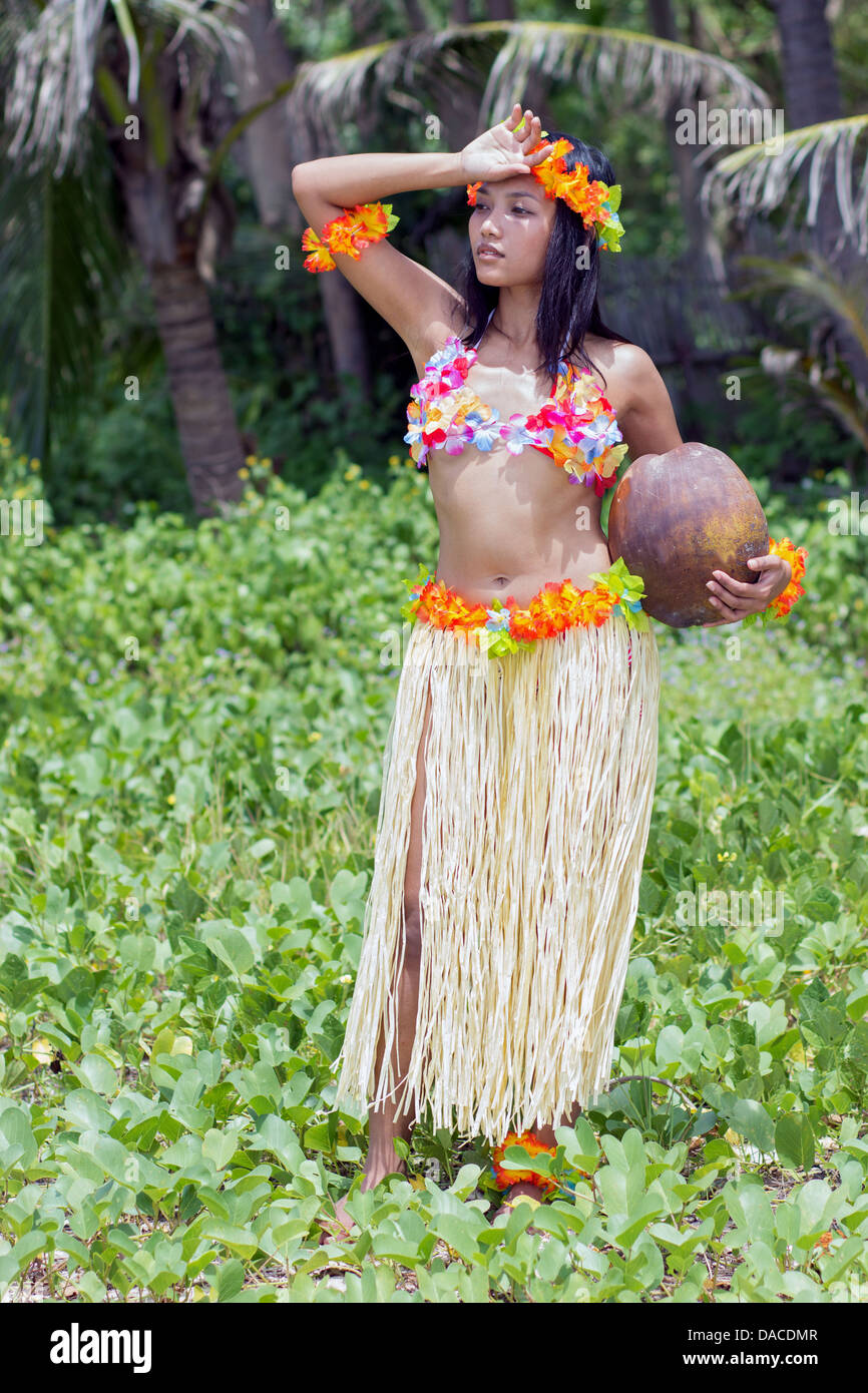 Hawaii Hula-Tänzerin mit Kokosnuss Stockfoto