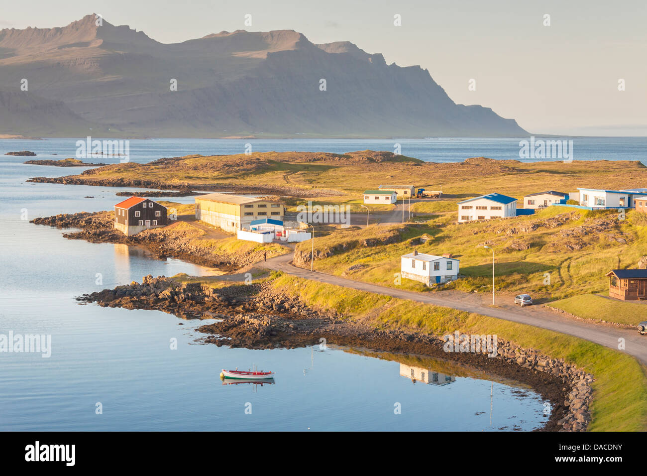 Blick auf kleinen isländischen Fischerdorf Djúpivogur und die Küste von berufjordur Fjord. Stockfoto