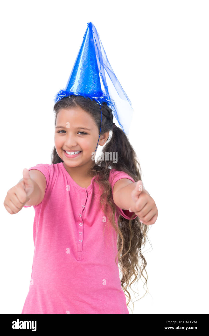 Kleine Mädchen tragen blaue Hut für eine Partei und macht Daumen nach oben in die Kamera Lächeln Stockfoto