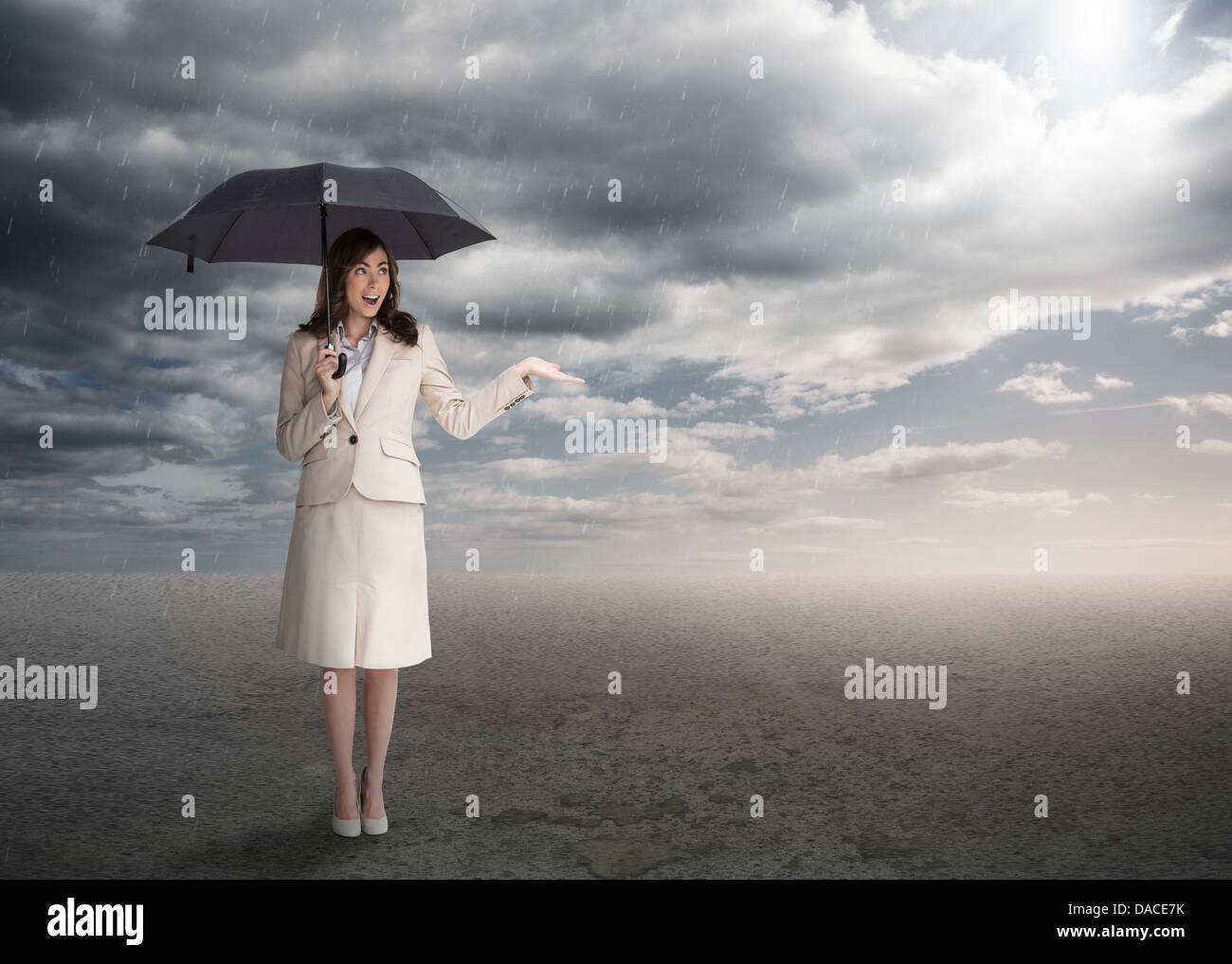 Anspruchsvolle Geschäftsfrau hält einen Regenschirm Stockfoto