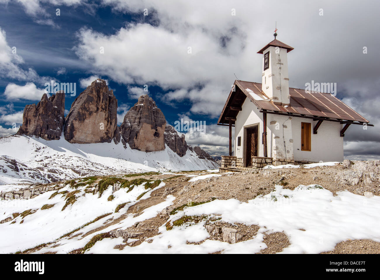 Kleine Bergkirche mit Tre Cime di Lavaredo oder Drei Zinnen hinter, Dolomiten, Cadore, Veneto, Italien Stockfoto