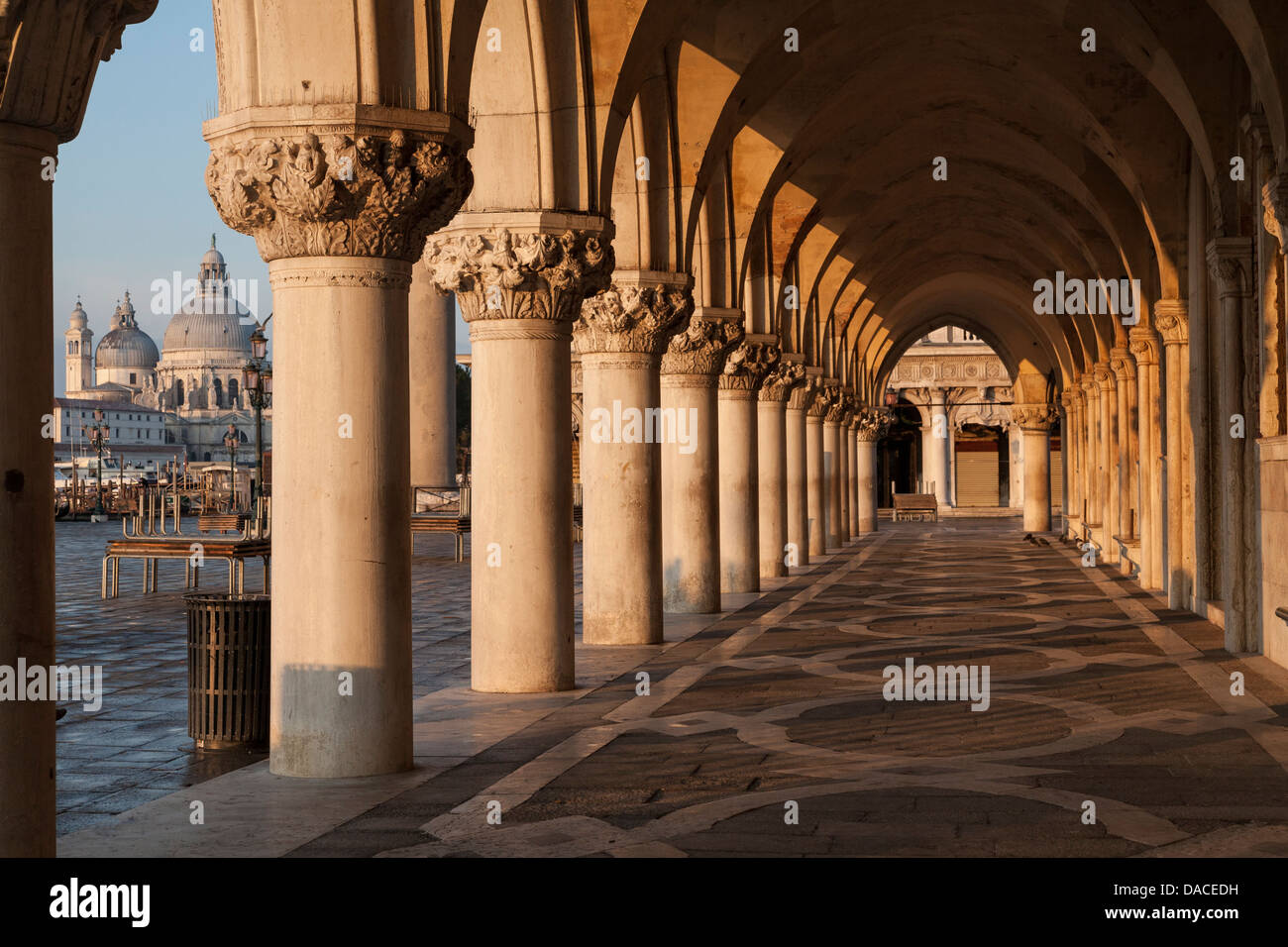 Arkaden des Dogenpalastes bei Sonnenaufgang, Venedig, Italien Stockfoto