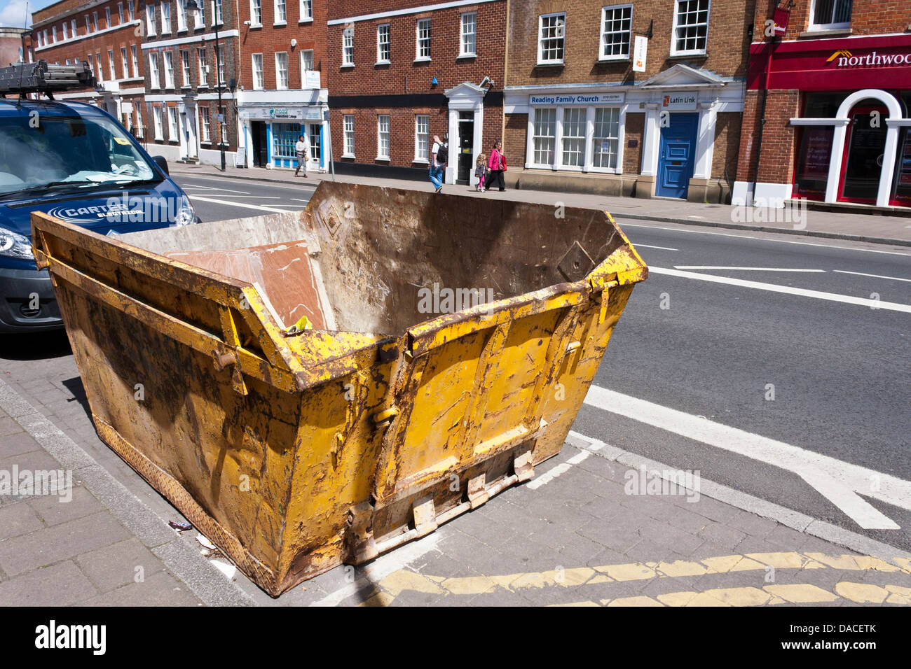 Bauherren überspringen auf Straße mit Abfall gefüllt werden. Reading, Berkshire, England, GB, UK Stockfoto
