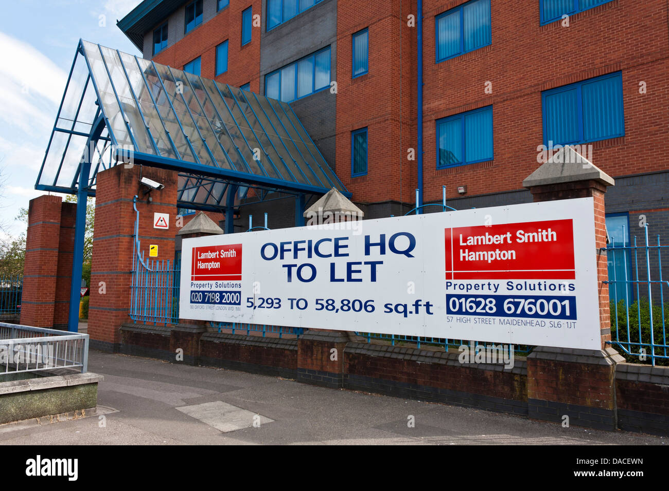 Makler Vermietung Zeichen außerhalb der Büroräume zu vermieten in Slough, Berkshire, England, GB, UK. Stockfoto