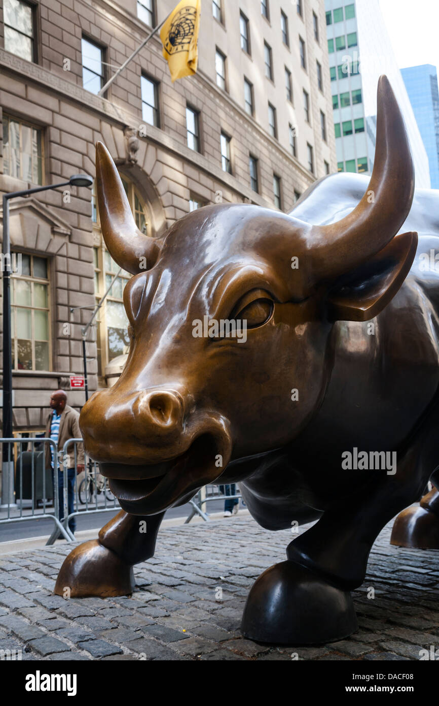 Ladestation Bulle von Arturo Di Modica (Wall Street Bull), Manhattan, NYC, USA Stockfoto