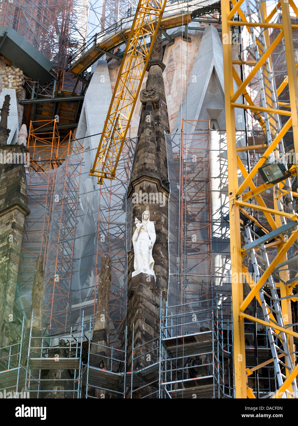 Bau der La Sagrada Familia - Skulptur gefangen zwischen Kran Stockfoto