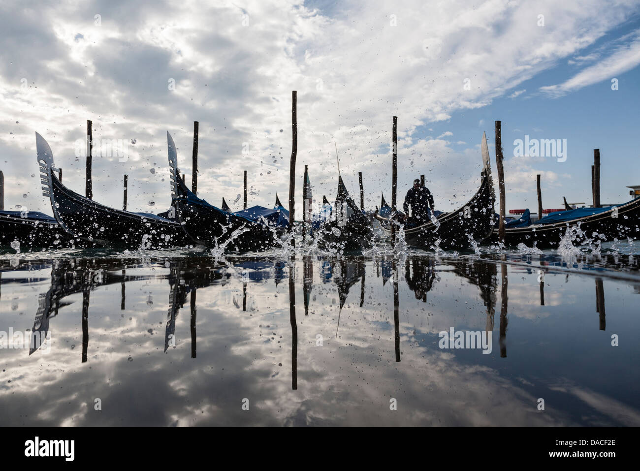 Gondeln mit Reflexion und Wasser Spritzen, Venedig, Italien Stockfoto