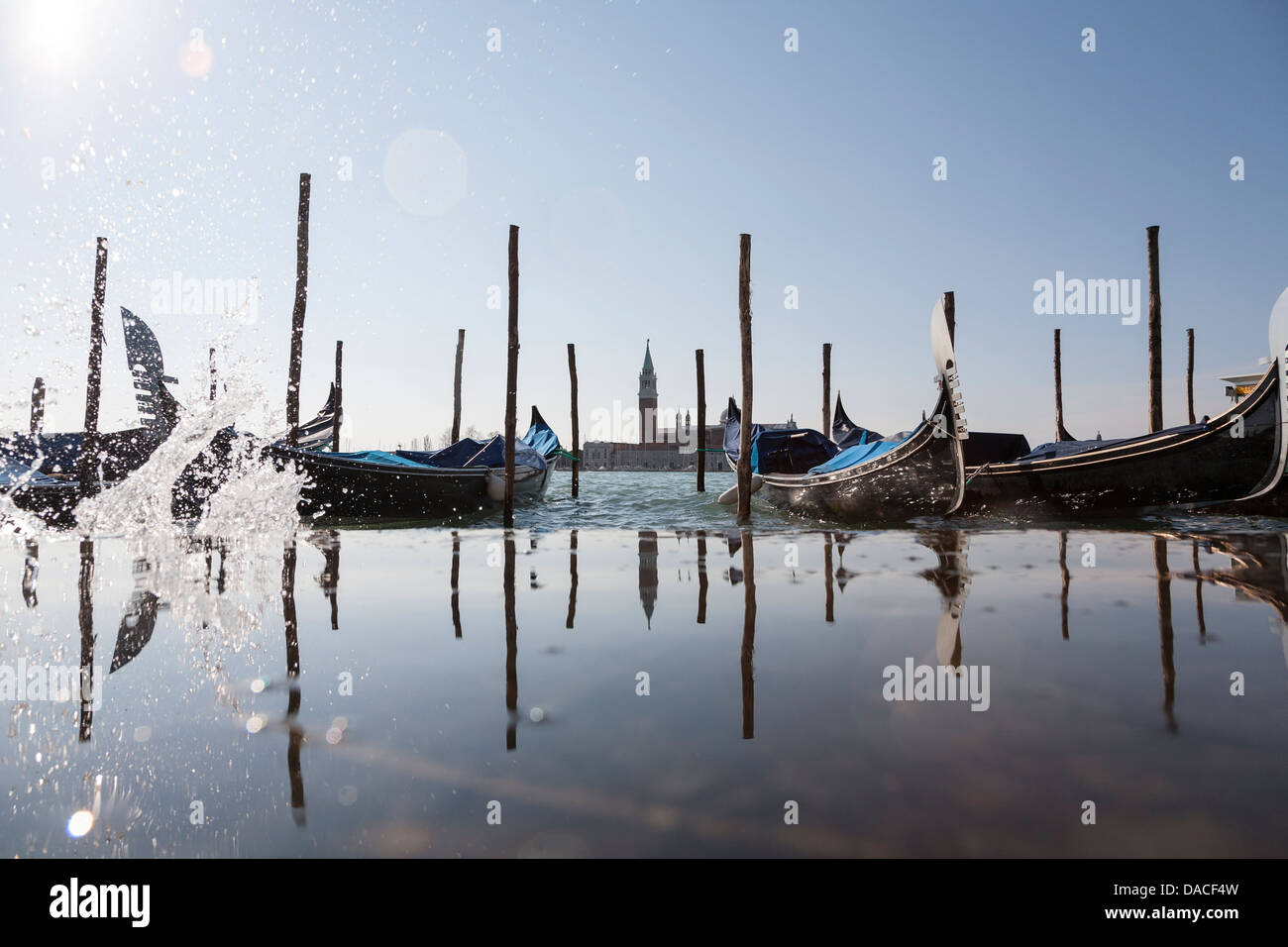 Gondeln mit Reflexion und Wasser Spritzen, Venedig, Italien Stockfoto
