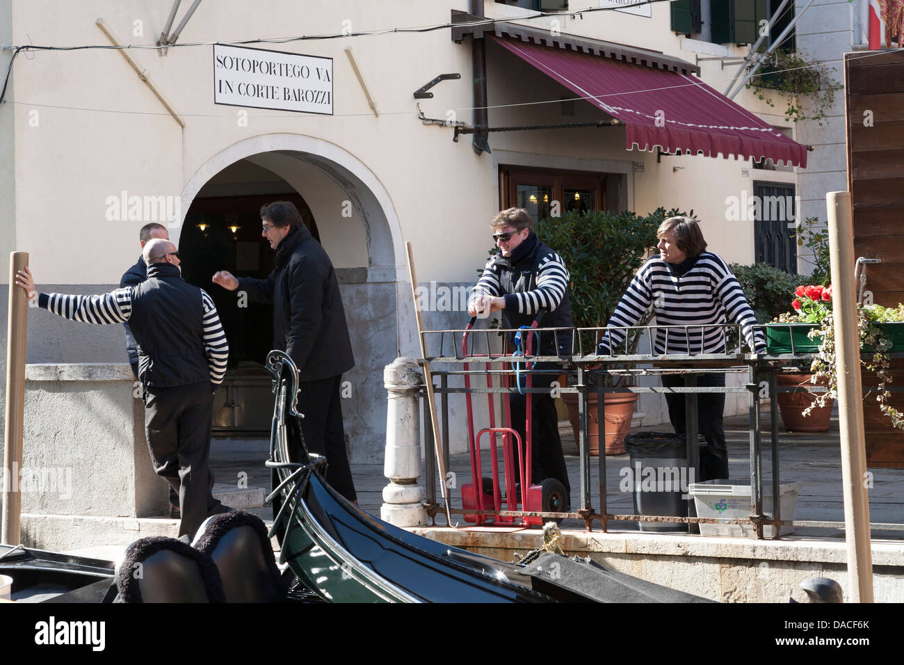 Gondoliere warten auf Kunden, Venedig, Italien Stockfoto
