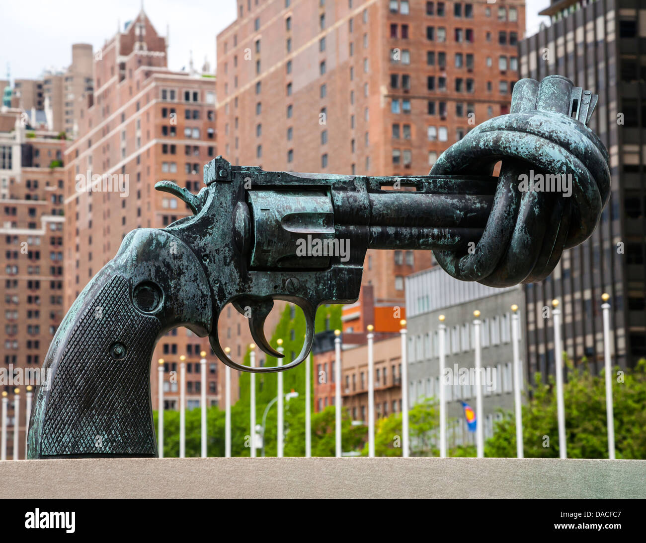 Die verknotet Gun-Skulptur von Carl Fredrick Reutersward, UN Gebäude, Manhattan, NYC, USA. Stockfoto