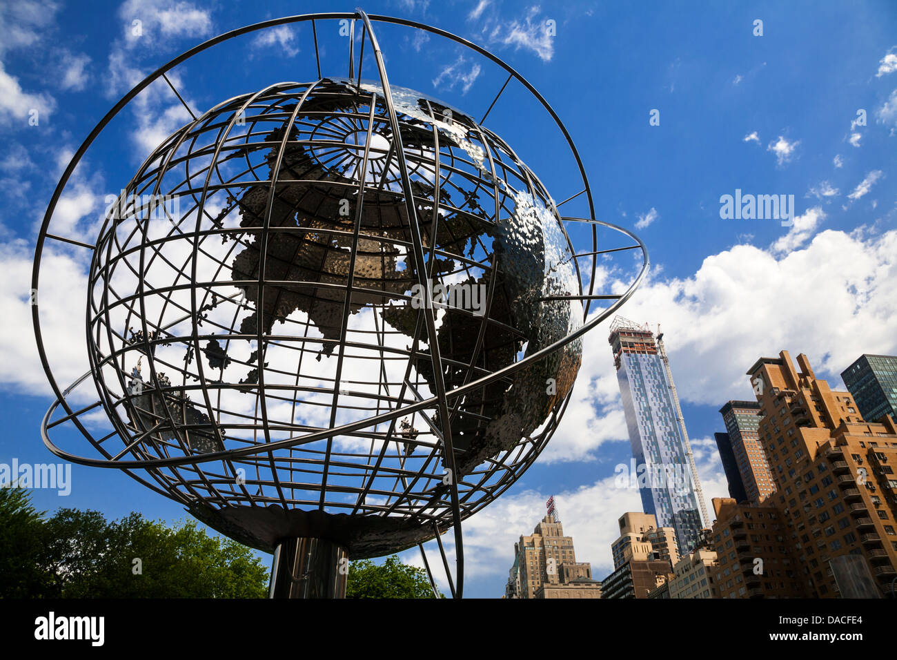 Kugel-Skulptur außerhalb Trump International Towers, Columbus Circle, Manhattan, New York City, USA. Stockfoto