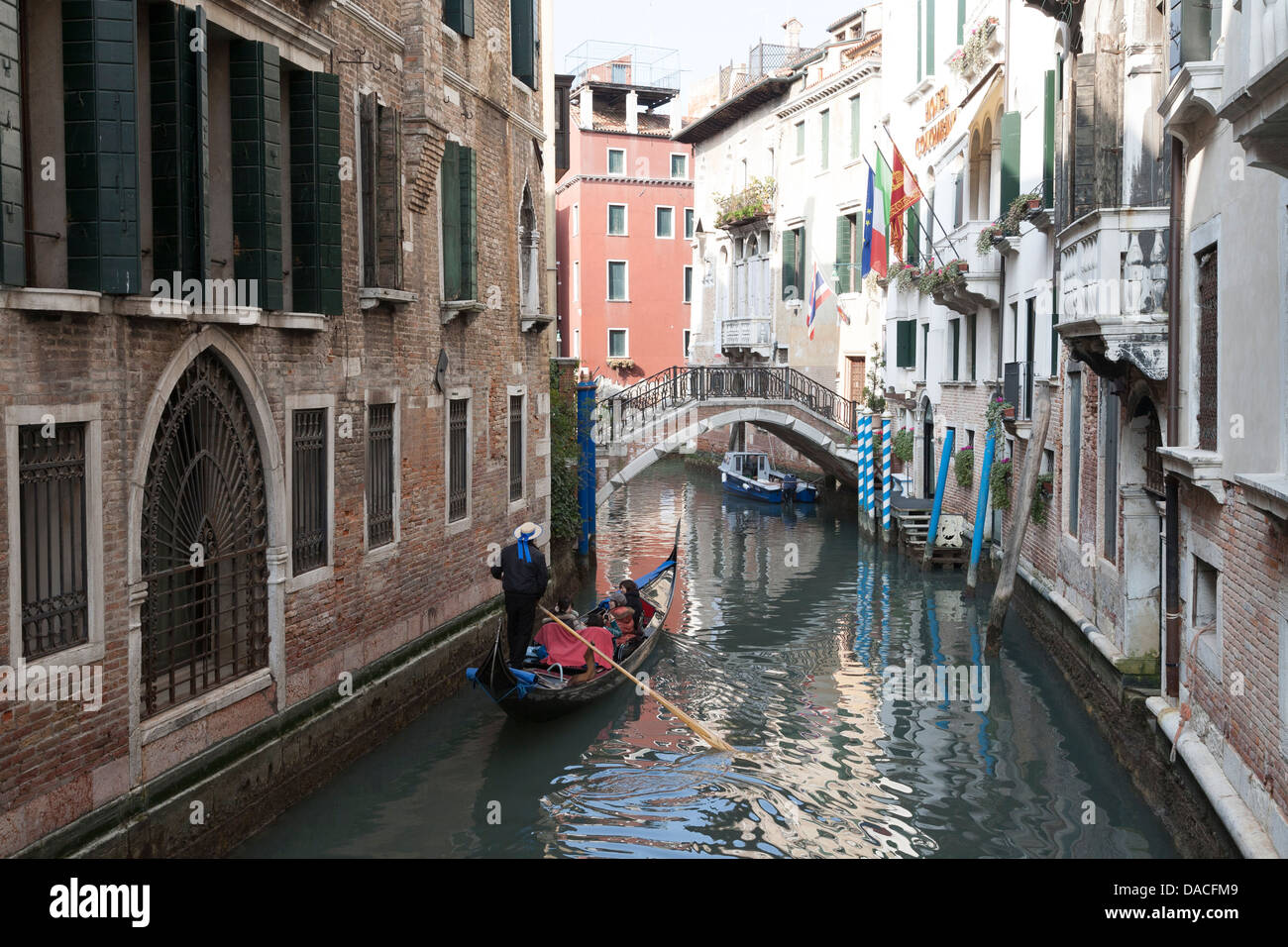 Gondoliere und Gondel im Kanal, Venedig, Italien Stockfoto