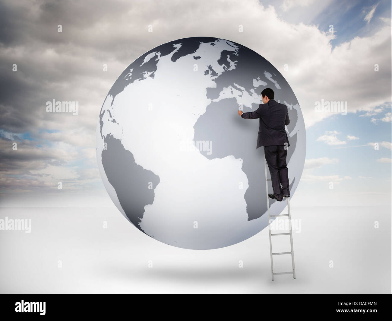 Geschäftsmann auf einer Leiter, die Zeichnung auf einem Planeten Stockfoto