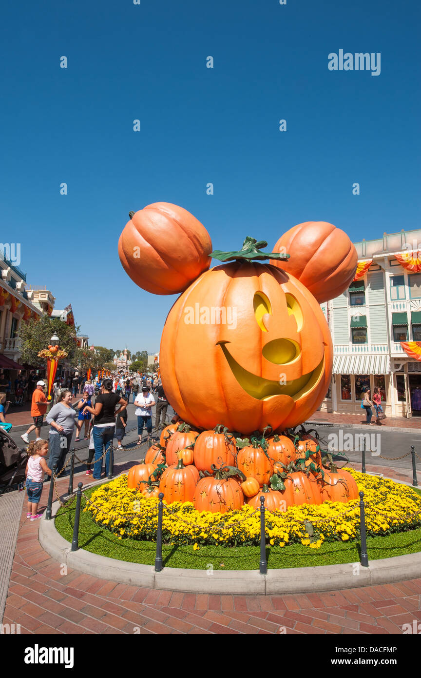 Große Halloween Kürbis Main Street magic Kingdom Disneyland, Anaheim, Kalifornien. Stockfoto