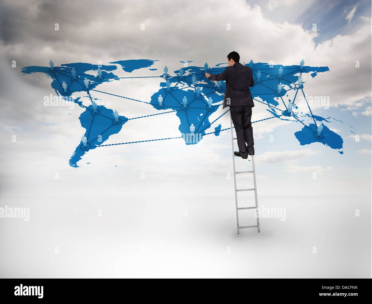 Geschäftsmann, stehen auf einer Leiter, die Zeichnung einer Weltkarte Stockfoto