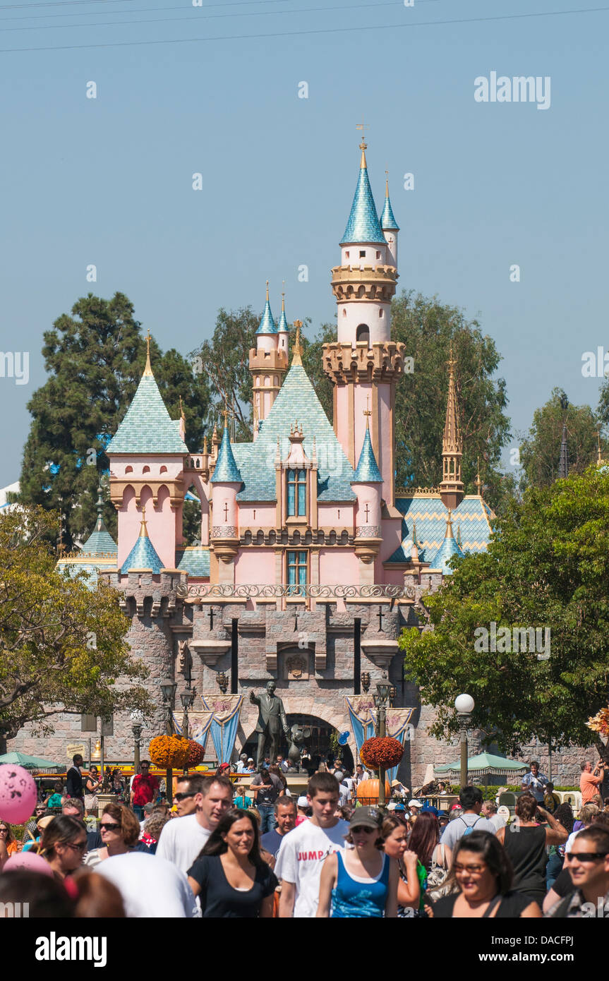 Burg und Main Street Zauberreich Disneyland, Anaheim, Kalifornien. Stockfoto