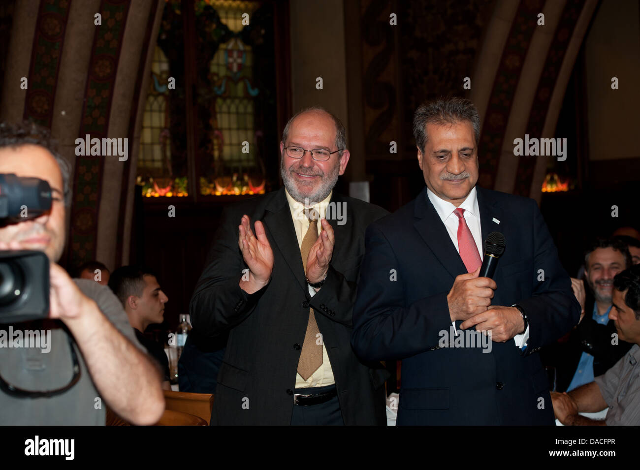Dr. Fuat Sanaç, Präsident der islamischen Gemeinschaft in Wien und DI Omar Al-Rawi zu Beginn des Ramadan. Stockfoto