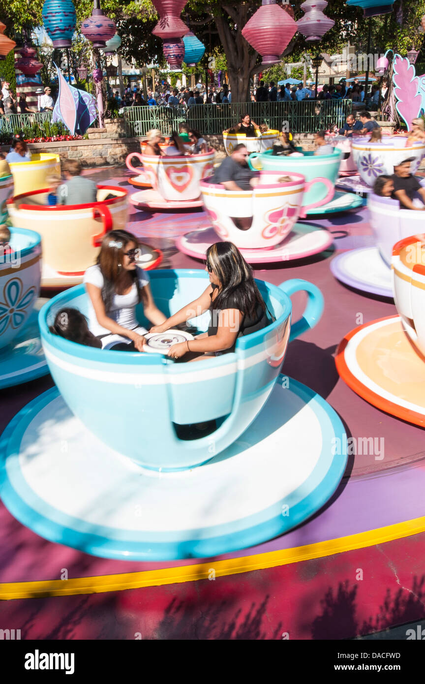 Teetasse und Untertasse Fahrt Wunderland Disneyland, Anaheim, Kalifornien. Stockfoto