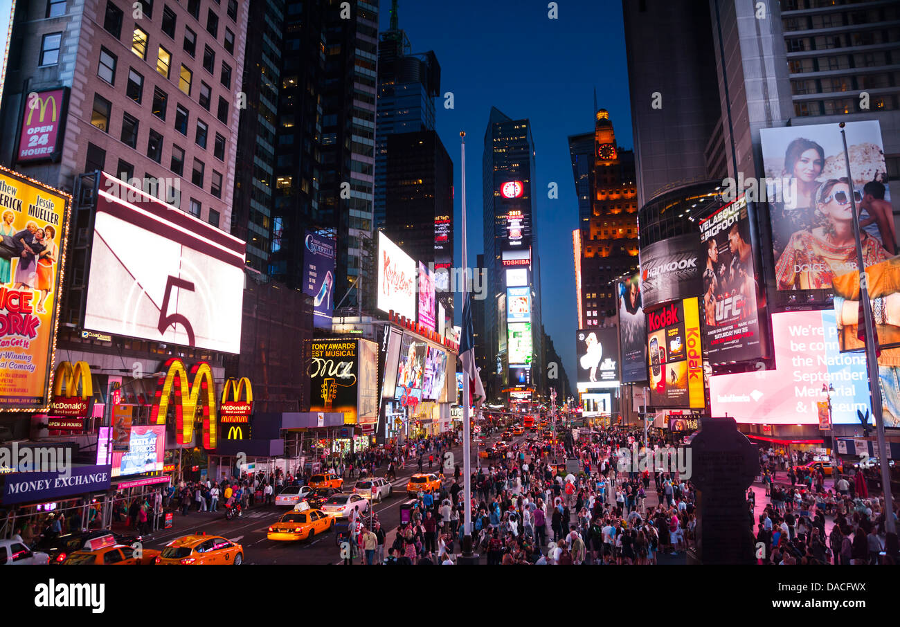 Eine belebten Times Square bei Nacht, Manhattan, New York City, USA. Stockfoto