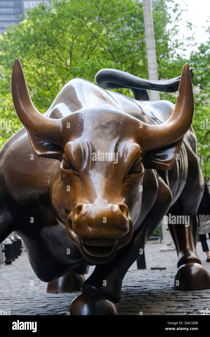 Ladestation Bulle von Arturo Di Modica (Wall Street Bull), Manhattan, NYC, USA Stockfoto