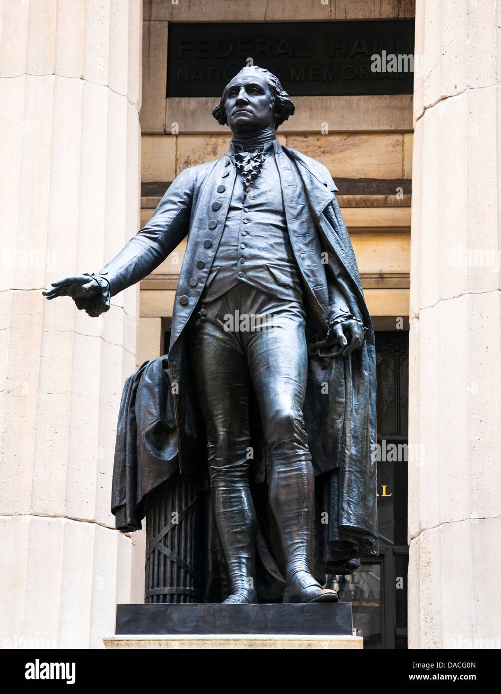 Statue von George Washington an der Federal Hall, Wall Street, Manhattan, NYC, USA. Stockfoto