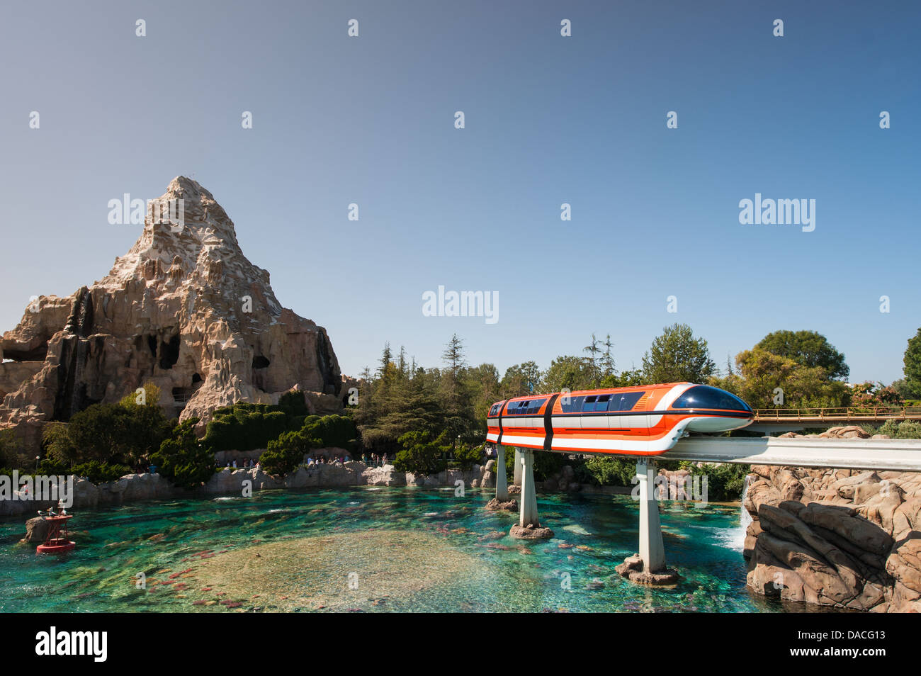 Monorail und Space Mountain Tomorrowland Disneyland, Anaheim, Kalifornien. Stockfoto