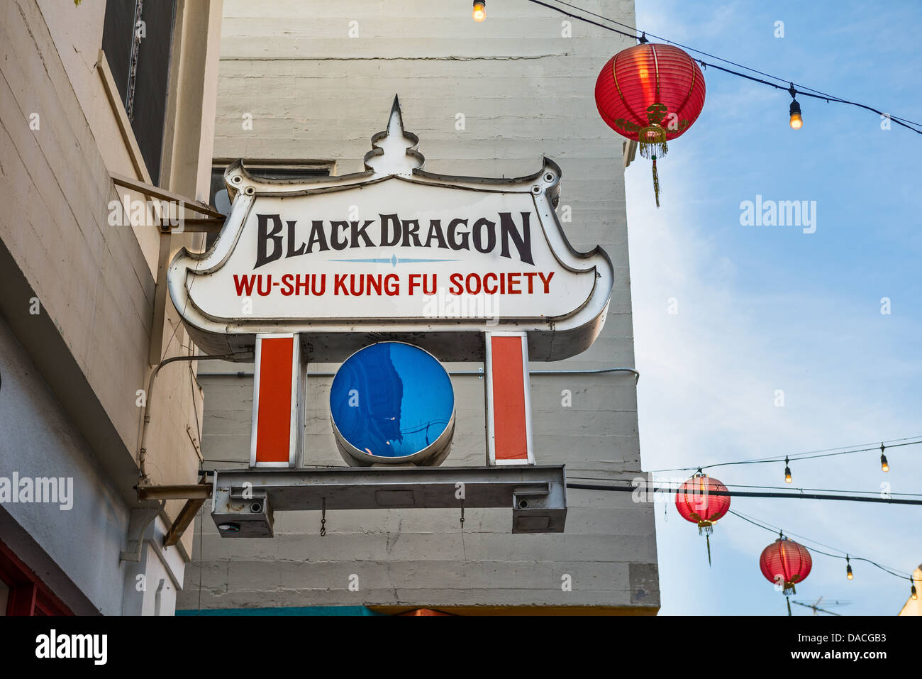 Alte Black Dragon Zeichen in Los Angeles Chinatown. Stockfoto